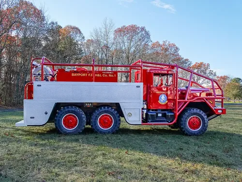 Full right-side profile showing six-wheel chassis and side compartments.