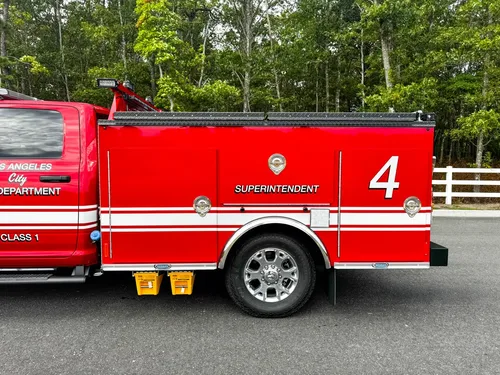 Mid-body side profile showing compartment layout and number 4.