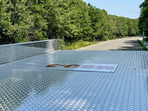 Top diamond-plate deck close-up with MSU3 marking.