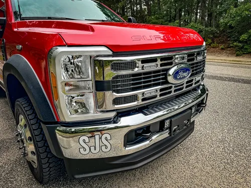 Front-right corner close-up showing grille and bumper trim.