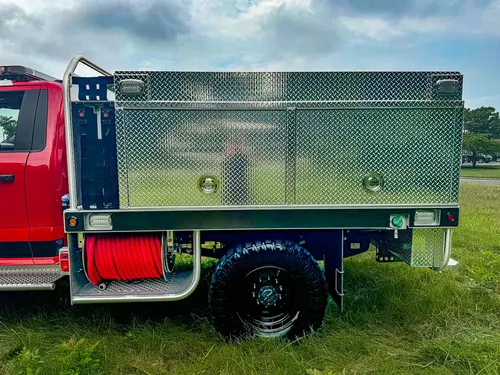 Right-side profile with all side compartment doors closed.