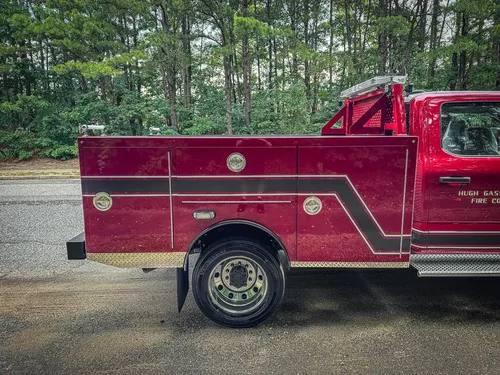Right-side profile of truck with side compartments closed.