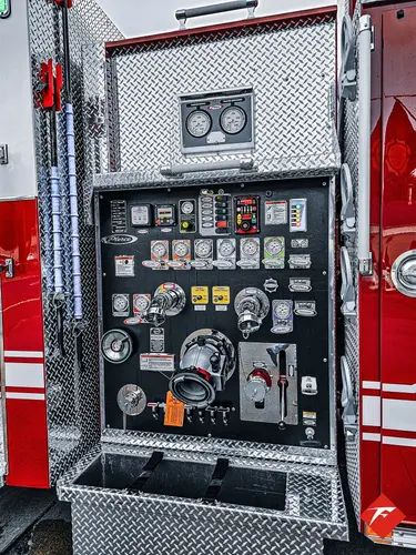 Pierce Saber Pumper exterior view, photo 10 of 83
