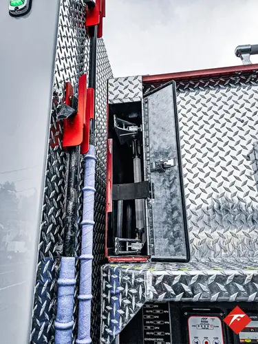 Pierce Saber Pumper exterior view, photo 14 of 83