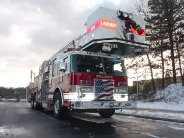 Front-left exterior profile showing bucket above cab and side body