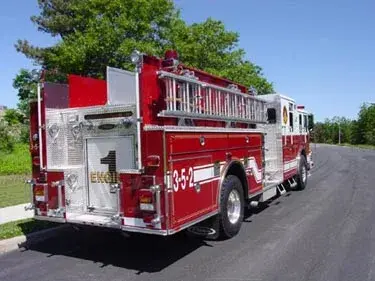 Rear-left exterior profile showing side body and rear chevrons