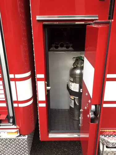Narrow side compartment open with mounted cylinder and coupling tubes