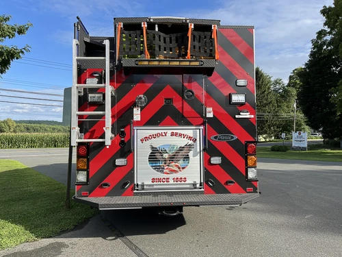 Pierce Enforcer Rescue Pumper exterior view, photo 3 of 33