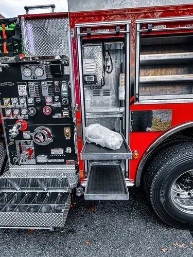 Pierce Freightliner Pumper exterior view, photo 29 of 38