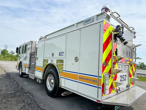 Pierce Saber Pumper exterior view, photo 4 of 32