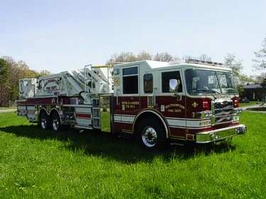 Front right exterior view showing cab profile, turntable section, and tandem rear wheel area.