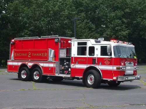 Front-right exterior profile showing flashing warning lights and side pump controls