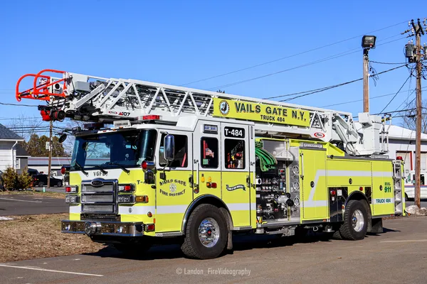 Vails Gate Pierce Ascendant quint front-left exterior view with the aerial ladder bedded above the cab