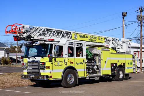 Vails Gate Pierce Ascendant quint front-left exterior view with the aerial ladder bedded above the cab