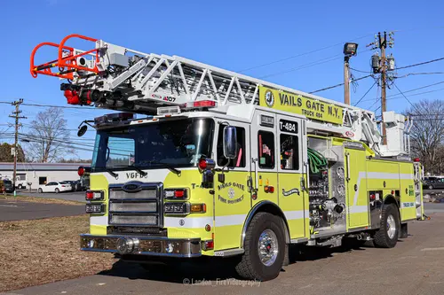 Vails Gate Pierce Ascendant quint front-right exterior view with the aerial ladder bedded above the cab